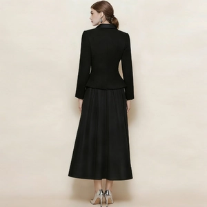 Ensemble chic deux pièces en tweed noir avec veste ajustée et jupe longue fluide