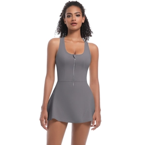 Détail de la robe de sport grise sans manches avec fermeture éclair et dos nageur
