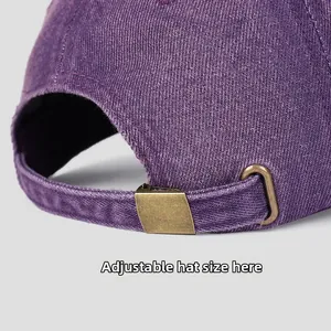 Détail de la boucle en métal réglable et du tissu lavé d'une casquette violette