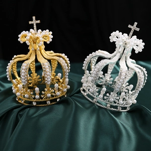 Décorations de gâteau couronnes dorées et argentées avec perles et strass sur fond de soie