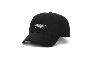 Gros plan sur la broderie blanche Stubble EST. 1993 sur casquette de baseball noire