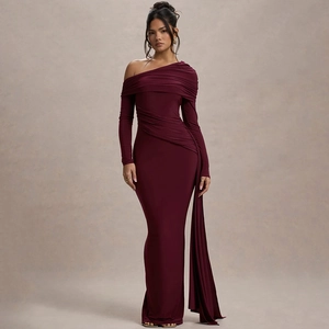 Détail d'une robe bordeaux à une épaule avec tissu froncé et drapé latéral élégant
