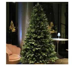Dettaglio di luci a stringa LED stellate bianco caldo su albero di Natale con base in metallo