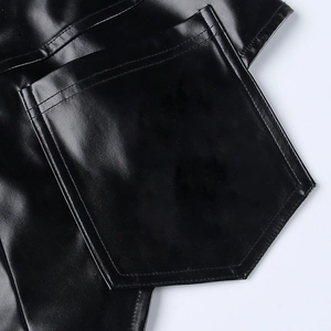 Detail der Taschenkonstruktion und Doppelnaht an schwarzen PU-Leder-Shorts