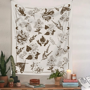 Détail d'une tapisserie bohème avec papillons de nuit, serpents et étoiles décoratifs