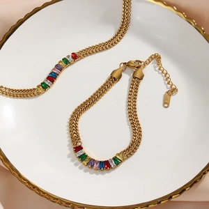 Détail de l'ensemble collier et bracelet plaqué or 18 carats avec pierres de zircon colorées