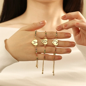 Zirkonia Herz-Anhänger Armbänder mit Alphabet Buchstaben A, B, C und bunter Perlenkette