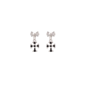 Détail de boucles d'oreilles cyberpunk argentées avec nœuds gothiques noirs et croix en métal