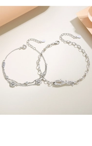 Dettaglio dei bracciali rosa di spine in argento 925 con incisione love e ciondolo floreale