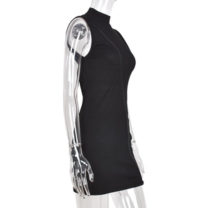 Vue latérale d'une mini-robe noire sans manches en maille côtelée ajustée