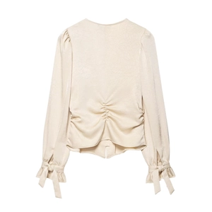 Chemisier beige pour femme avec dos froncé, motif jacquard et poignets à nœuds chic