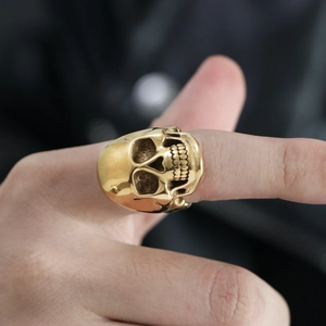 Vista dettagliata di un anello teschio d'oro lucido in stile punk gotico da uomo