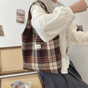 Dettaglio della borsa a tracolla in lana a quadri vintage con etichetta Renaka Canvas