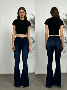 Vista anteriore e posteriore dei jeans a zampa a vita alta aderenti con t-shirt nera corta