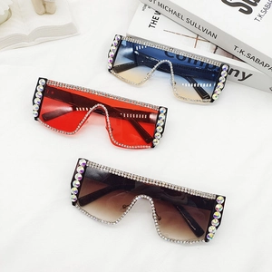 Lunettes de soleil oversize avec strass en dégradé de rouge, bleu et marron