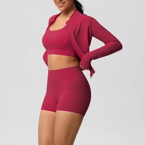 Ensemble de sport 3 pièces avec brassière, short taille haute et veste à passe-pouces