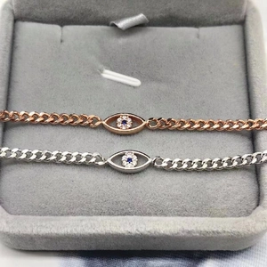 Makroaufnahme von roségoldenen und silbernen Armbändern mit Zirkonia in einer Schmuckbox