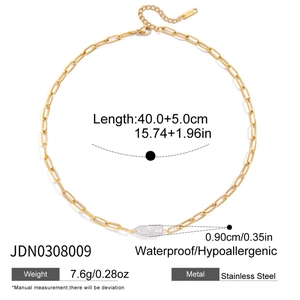 Detail van gouden paperclip ketting met barokke parel en afmetingen op witte achtergrond