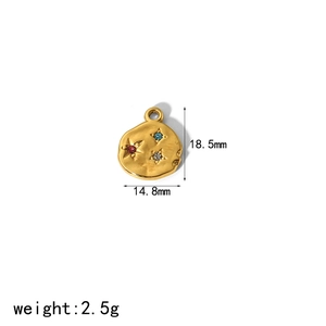 Irregular hammered gold pendant with colorful zircons and size dimensions 18.5mm x 14.8mm