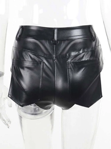 Schwarze Damen PU-Leder-Shorts mit hoher Taille, Gesäßtaschen und Gürtelschlaufen