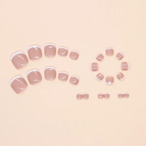 Vue détaillée d'ongles de pieds rose scintillant avec des pointes French blanches