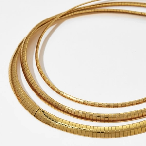 Trois largeurs de colliers plats en maille serpent dorée pour femmes style minimaliste