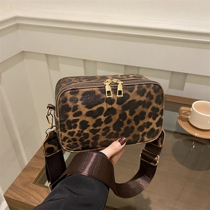 Borsa a tracolla leopardata con doppia zip dorata e ampia tracolla regolabile