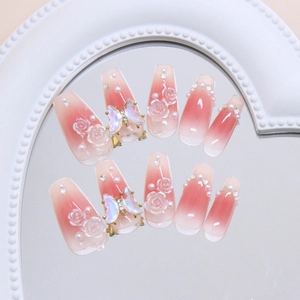 Faux ongles Coffin dégradé rose avec roses 3D, papillons laser et perles blanches