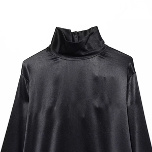 Chemisier élégant en satin noir pour femme avec col montant et design asymétrique