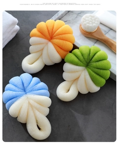Dettaglio delle spugne da bagno bicolore e della spazzola per il corpo con manico in legno