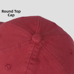 Detailansicht der weinroten Baseballkappe mit runder Krone und Twill-Baumwollgewebe aus der Nähe