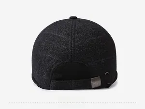 Vue arrière de la casquette en laine avec boucle métallique et texture côtelée