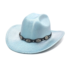 Detail eines hellblauen Cowboyhutes mit Pailletten und Sonnenblumen Metall Schnalle