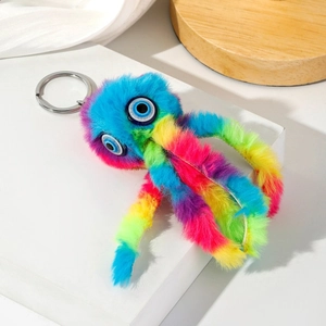Porte-clés poulpe en peluche arc-en-ciel avec grands yeux sur socle géométrique
