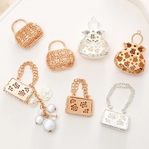 Sortierte gold- und silberfarbene Handtaschenanhänger mit Strass und Perlenquasten