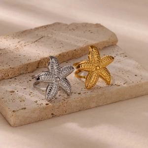 Set di due anelli a stella marina in acciaio inossidabile oro e argento su pietra
