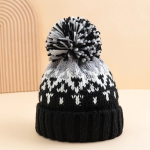 Detailaufnahme der Winter-Strickmütze mit Bommel und dickem nordischem Webmuster