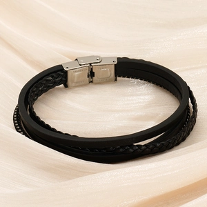 Detailansicht eines mehrlagigen schwarzen Lederarmbands mit magnetischem Edelstahlverschluss