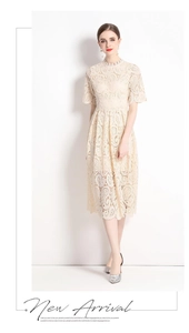 Details der hochwertigen champagnerfarbenen Spitzenstickerei und Hohlmuster am Kleid