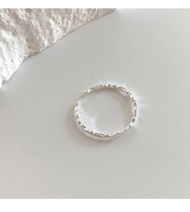 Macro di anello in argento 925 martellato con marchio su sfondo bianco neutro