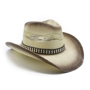 Détail d'un chapeau de cowboy en paille tressée avec des clous argentés sur ruban noir