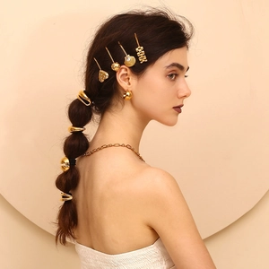 Elegant 18K gold-plated stainless steel scallop hair clips with zircon on a female model