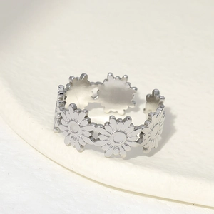 Adjustable silver daisy ring made of stainless steel with floral patterns for women
