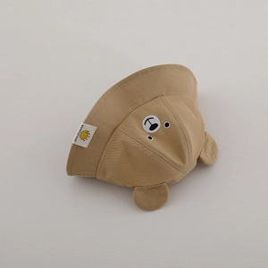 Détail d'un chapeau de soleil bébé avec oreilles d'ours et broderie sur coton doux