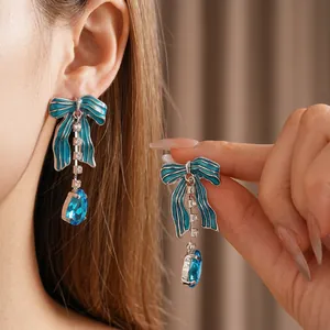 Orecchini a fiocco blu lago in stile vintage francese con cristalli scintillanti
