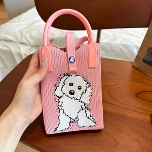 Détail du mini sac à portable en tricot rose avec motif jacquard de chien de dessin animé