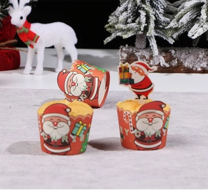 Detailansicht der roten Weihnachts-Muffinförmigen mit Weihnachtsmann und Papier-Steckern