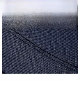 Dettaglio delle cuciture rinforzate e del tessuto intrecciato blu scuro sul cappello da sole