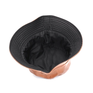 Bob classique en similicuir marron avec texture animale et doublure textile noire