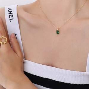 Collana Con Pendente In Zircone Vintage Acciaio Al Titanio Placcato Oro 18K Stile Corte Gioielli Donna Eleganti
